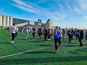 Les participants du job dating « Du stade vers l’emploi » se sont retrouvés le 12 mai dernier sur la pelouse du stade Jules-Ladoumègue (19e). © Séverine Dubosc