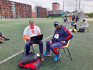 Recruter autrement : des entretiens d’embauche, sans CV, sur la pelouse du stade Jules-Ladoumègue (19e). © Séverine Dubosc