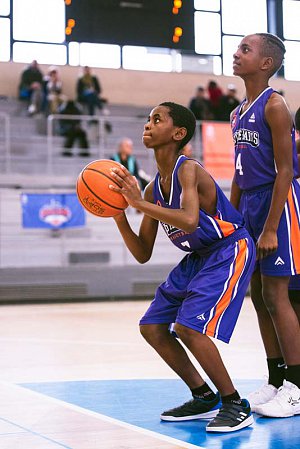 Hustle Paris Basket propose des stages de basket autour des valeurs du vivre ensemble et de l’épanouissement personnel.