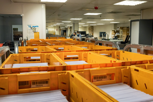 Les courriers sont triés pour l’envoi par La Poste.