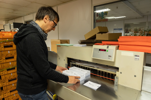 L’impression des cartes électorales mobilise toute l’équipe lors de la refonte du fichier. La prochaine aura lieu en 2022 pour l’élection présidentielle.