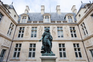 Portrait de Louis XIV, cour d’honneur, hôtel Carnavalet.