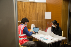 De nombreux agents volontaires participent à l’organisation des centres de vaccination, notamment pour l’accueil, la médiation et la coordination.