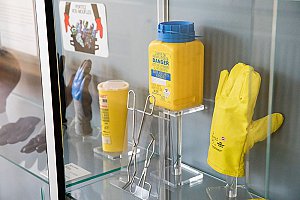 Gants de sécurité et autre matériel de protection.