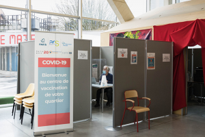 Des boxes permettent aux médecins de recevoir les patients.