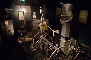 Un cyclo-pédaleur installé dans l’abri permettait d’alimenter les lieux en électricité ou en air filtré.