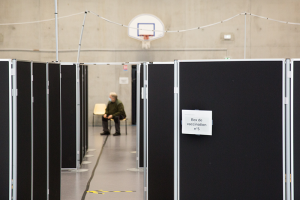 Les panneaux qui servent habituellement aux expositions sont utilisés pour créer les boxes de vaccination.