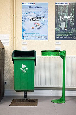 Différents modèles de corbeilles de rue.